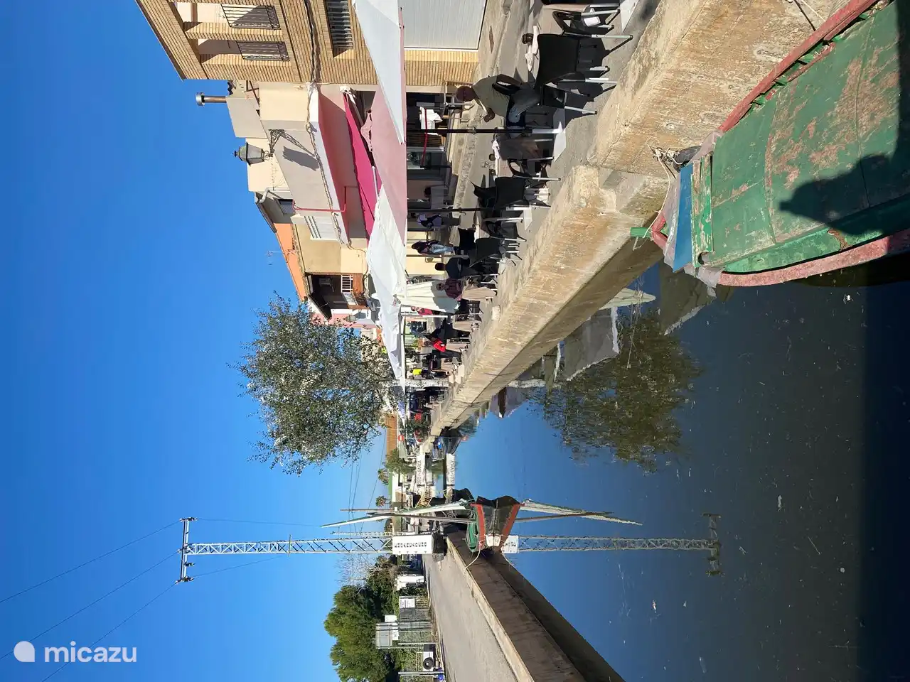 Un voyage à Albufera et El Palmar vaut la peine. Manger de la paella dans la région où pousse le riz.