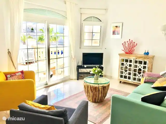 Salon lumineux avec vue sur le parc