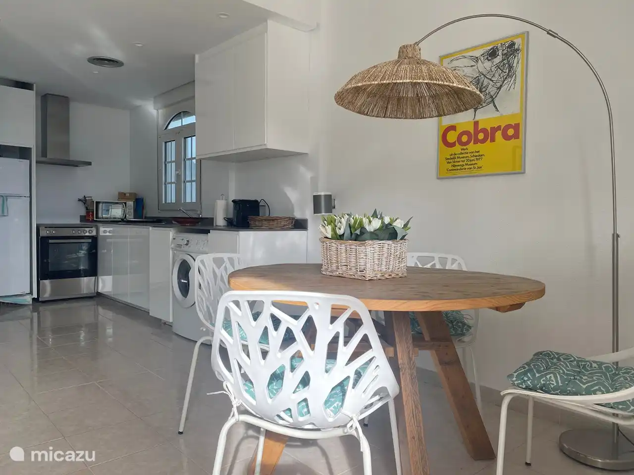 Cuisine récemment rénovée avec cuisinière électrique Nespresso, micro-ondes, lave-vaisselle, lave-linge, etc.