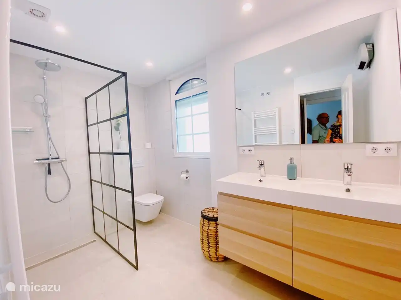 Salle de bain entièrement modernisée avec douche à l’italienne et toilettes. Un sèche-cheveux est à votre disposition. 