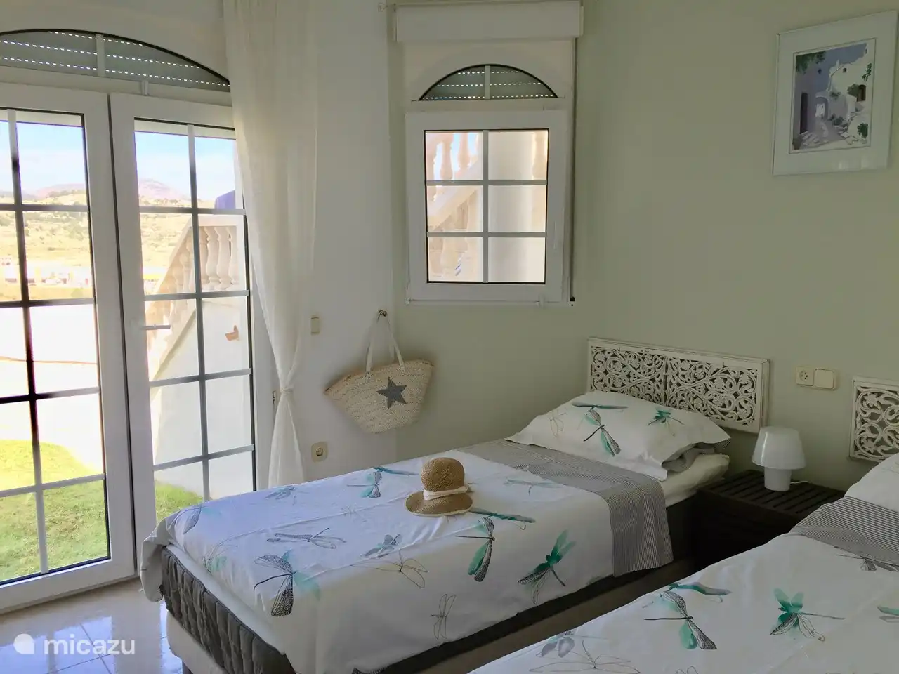 Chambre avec deux lits simples séparés, qui peuvent également être placés l'un contre l'autre.