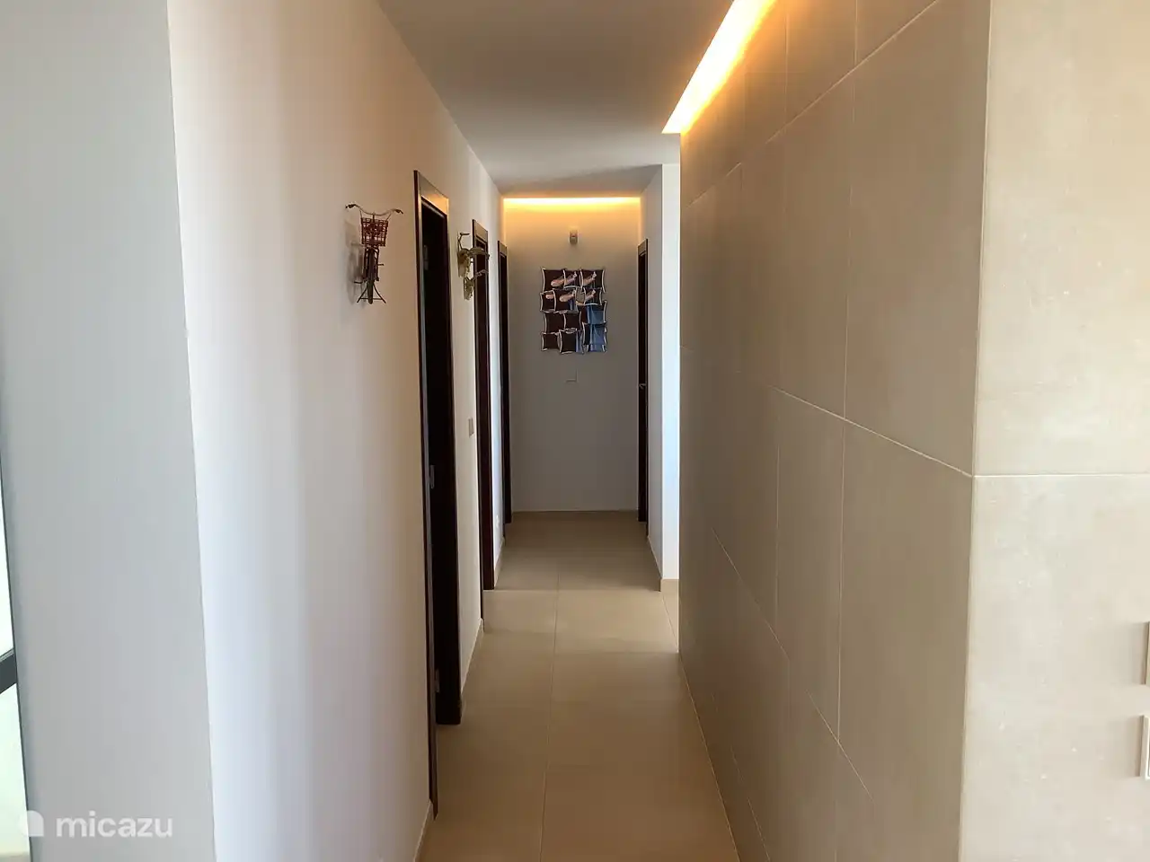 Der Saal mit indirekter Beleuchtung