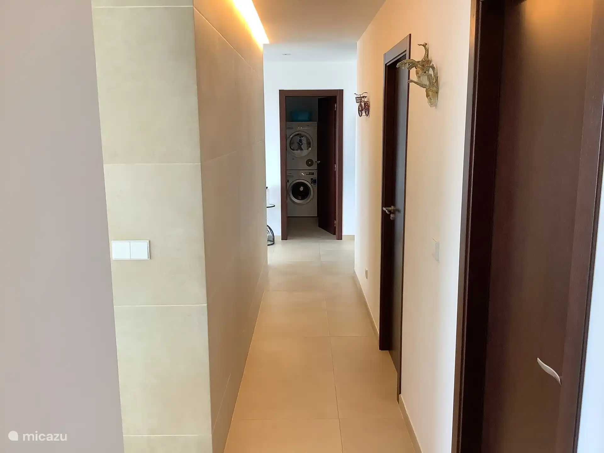 Flur mit Platz für Waschmaschine und Trockner