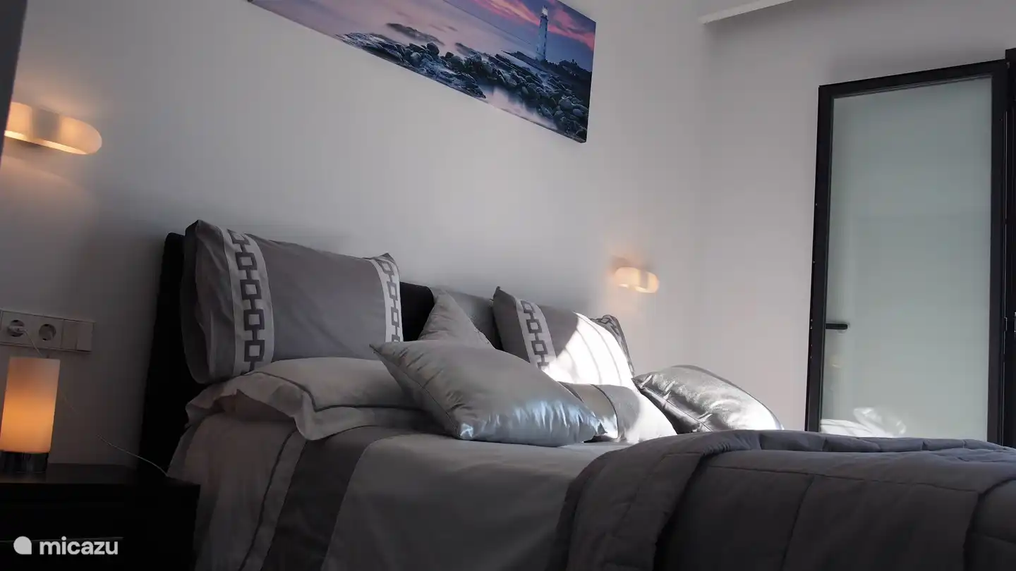 Luxusschlafzimmer mit geräumigem Doppelbett, direkt am modernen Badezimmer gelegen