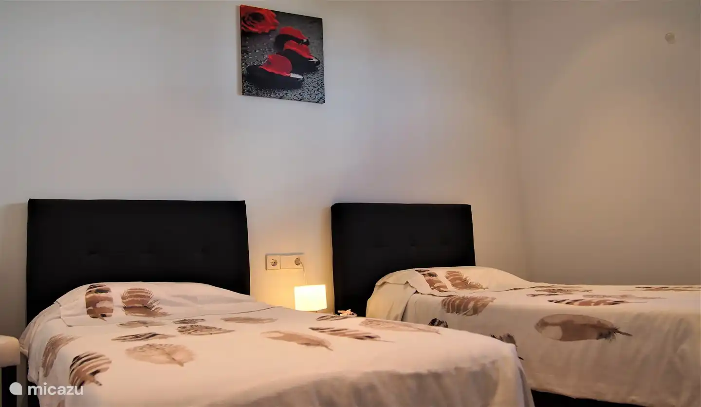 Schlafzimmer im Obergeschoss mit 2 Einzelbetten