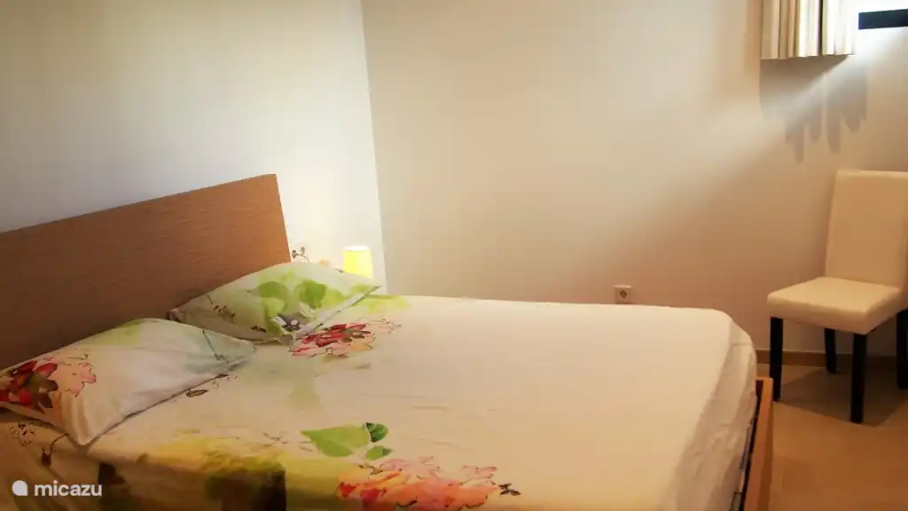 Im Obergeschoss Schlafzimmer mit Doppelbett