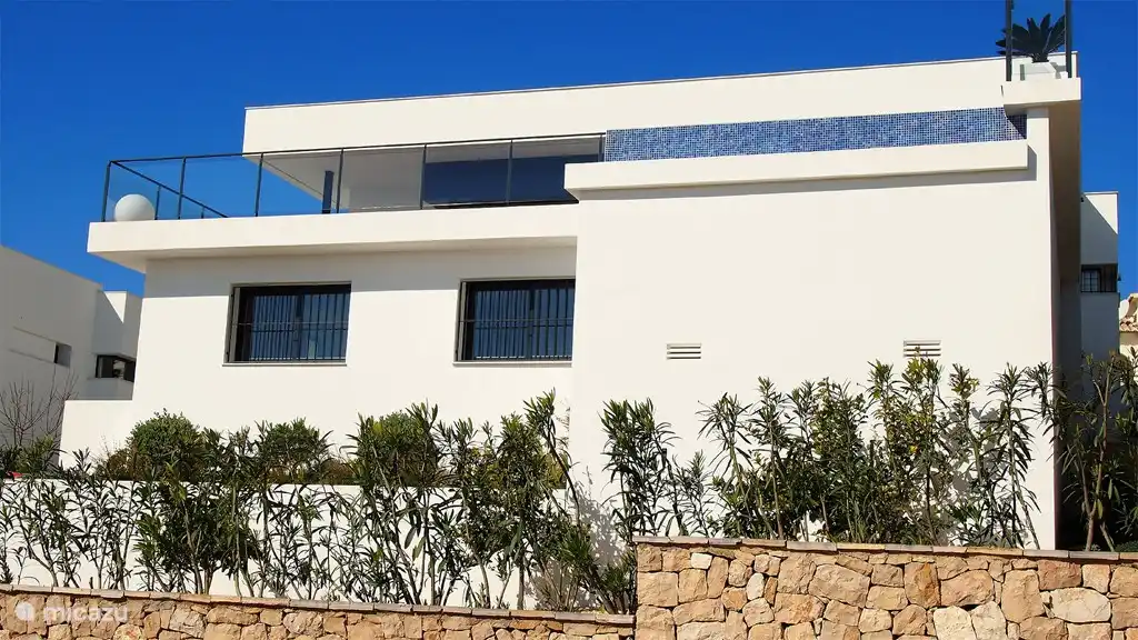 Wunderschöne Villa unter strahlend blauem Himmel