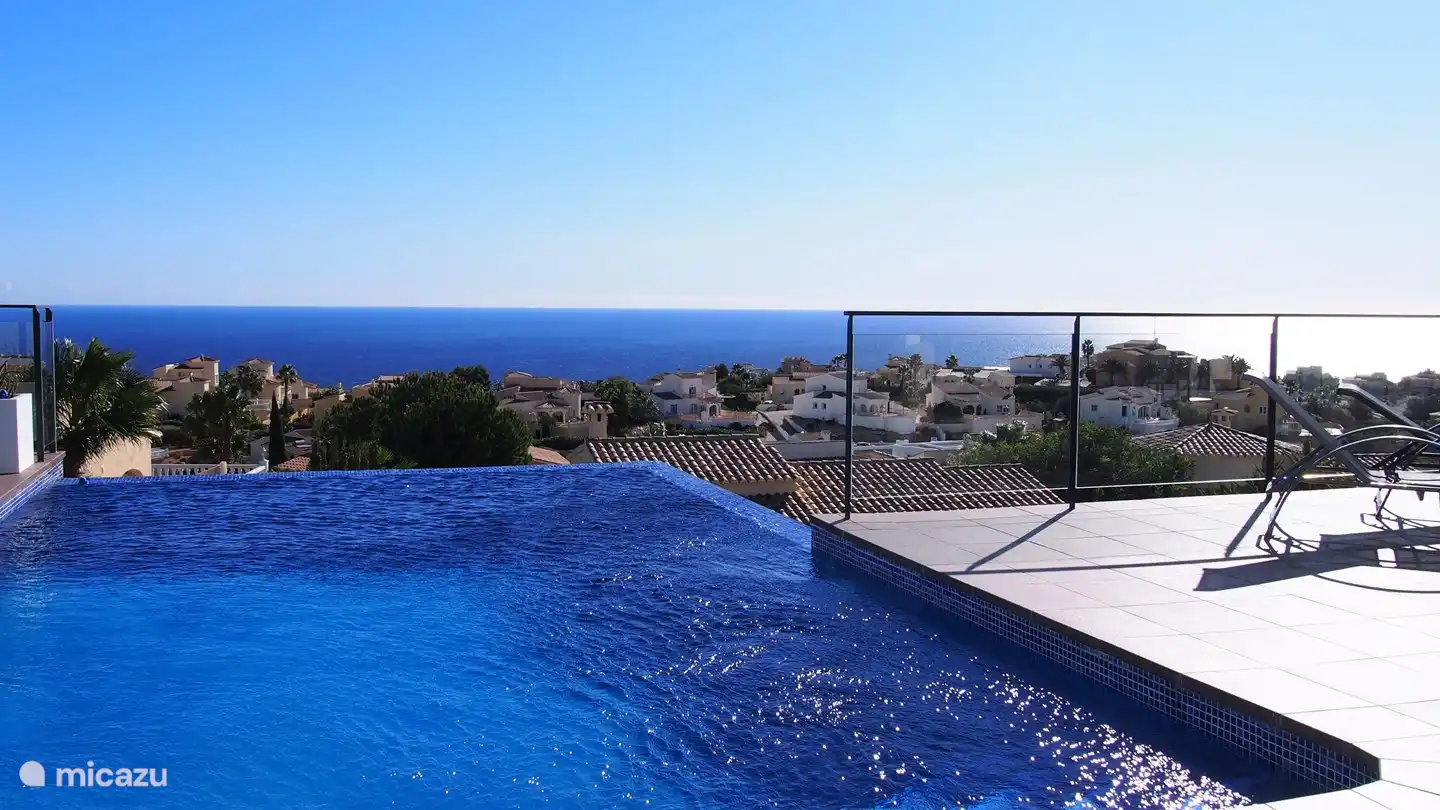 Blick vom Swimmingpool auf das Mittelmeer