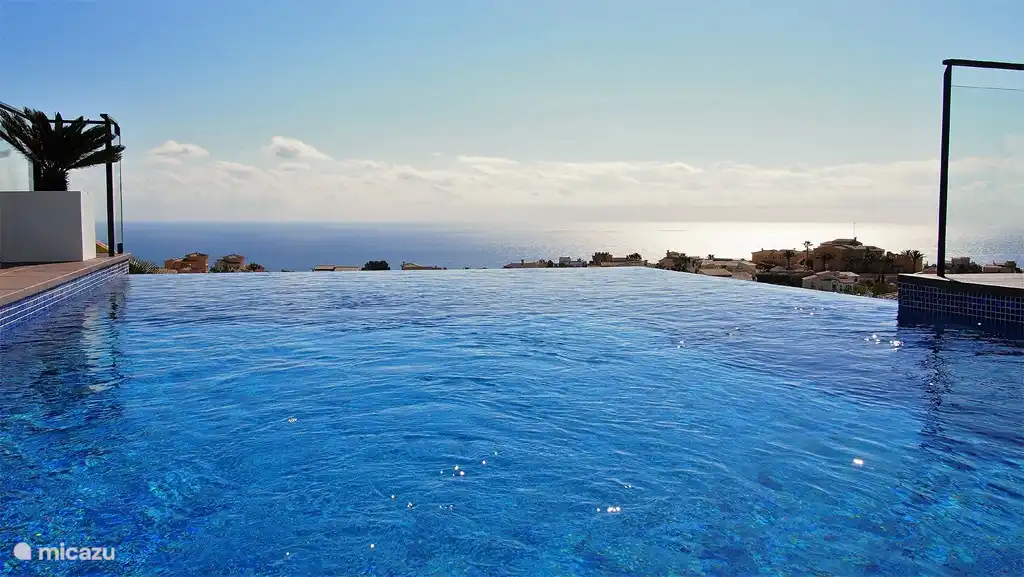 Was für eine schöne Aussicht vom Pool