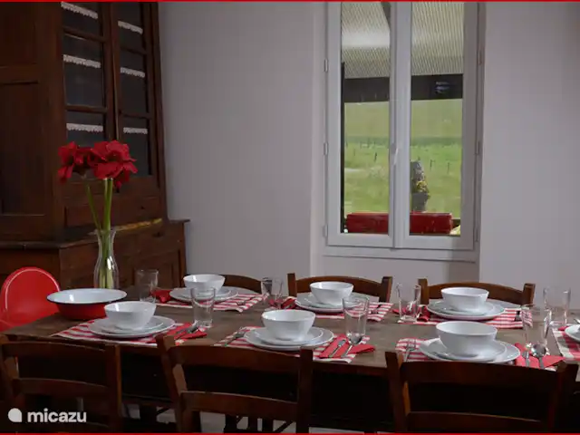 Gîte de la Roque | France, Aveyron, Conques - ferme La vaisselle de grande table à manger est disponible en excès.
