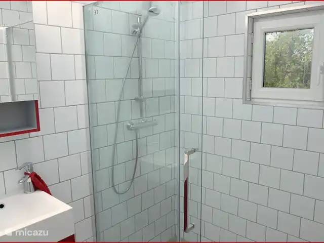 Gîte de la Roque | France, Aveyron, Conques - ferme Il y a deux salles de bains avec des douches spacieuses. De plus, outre les salles de bain, il y a aussi deux toilettes.