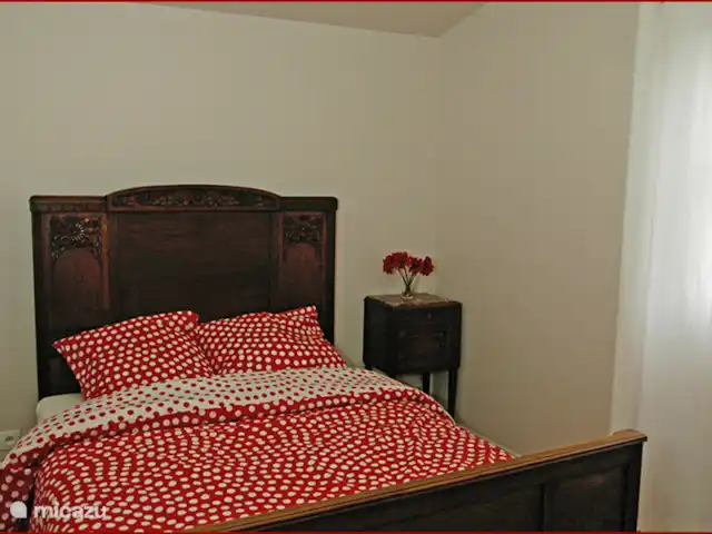Gîte de la Roque | France, Aveyron, Conques - ferme Chambres a coucher. Il y en a cinq au total, dont celui-ci est situé en bas et se connecte à une terrasse à l'arrière de la maison.