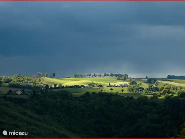 Gîte de la Roque | France, Aveyron, Conques - ferme La belle vue du site sur le paysage vallonné du Cantal, de l'autre côté du Lot.