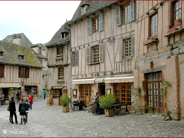 Gîte de la Roque | France, Aveyron, Conques - ferme Conques, la place devant l'abbaye mondialement connue.
