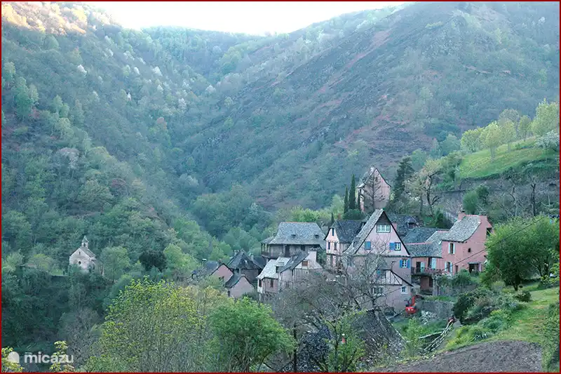 Conques, &#39;suburb&#39;.