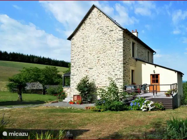 Gîte de la Roque | France, Aveyron, Conques - ferme Terrasse à l'arrière de la maison.