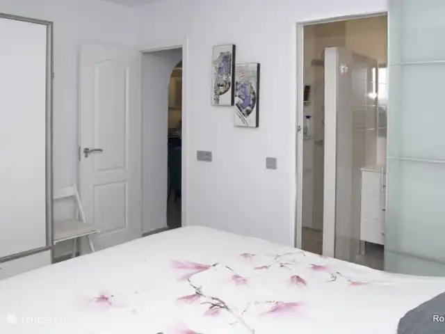 Villa Emma, Benitatchell, Moraira | Espagne, Costa Blanca, Benitachell - villa La chambre du bas à l'avant avec la douche à l'italienne à gauche et le lavabo et les toilettes à droite.