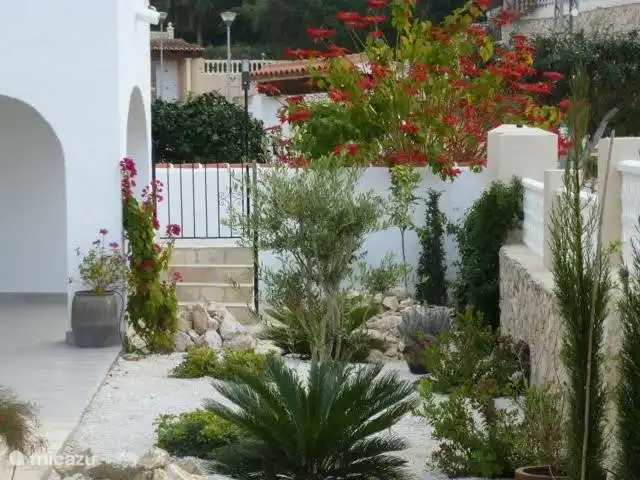 Villa Emma, Benitatchell, Moraira | Espagne, Costa Blanca, Benitachell - villa Le jardin de devant. A droite le portail devant l'entrée.