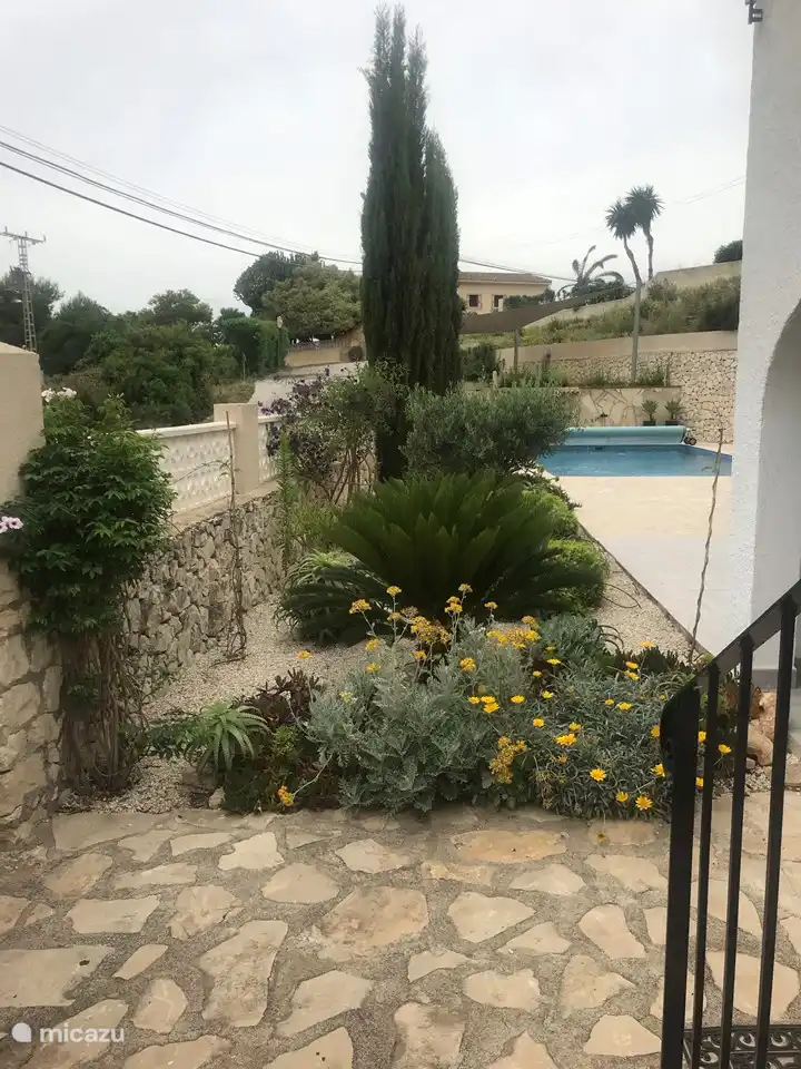 De voortuin met op de achtergrond het zwembad.