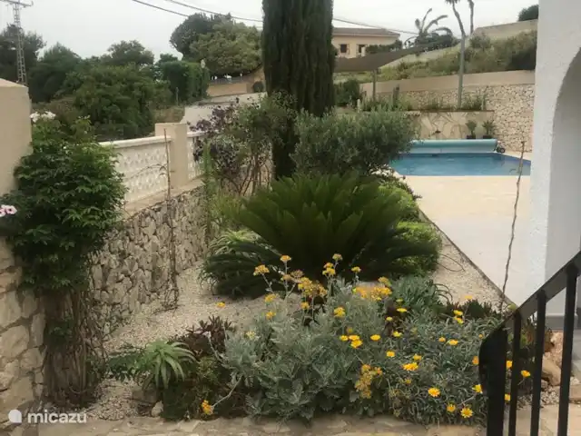 Villa Emma, Benitatchell, Moraira | Espagne, Costa Blanca, Benitachell - villa Le jardin de devant avec la piscine en arrière-plan.