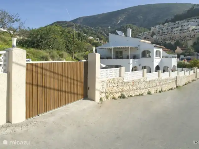 Villa Emma, Benitatchell, Moraira | Espagne, Costa Blanca, Benitachell - villa La villa avec la porte électrique à gauche qui donne accès au parking.