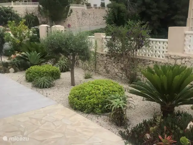 Villa Emma, Benitatchell, Moraira | Espagne, Costa Blanca, Benitachell - villa Le jardin de devant avec l'entrée sur la gauche.