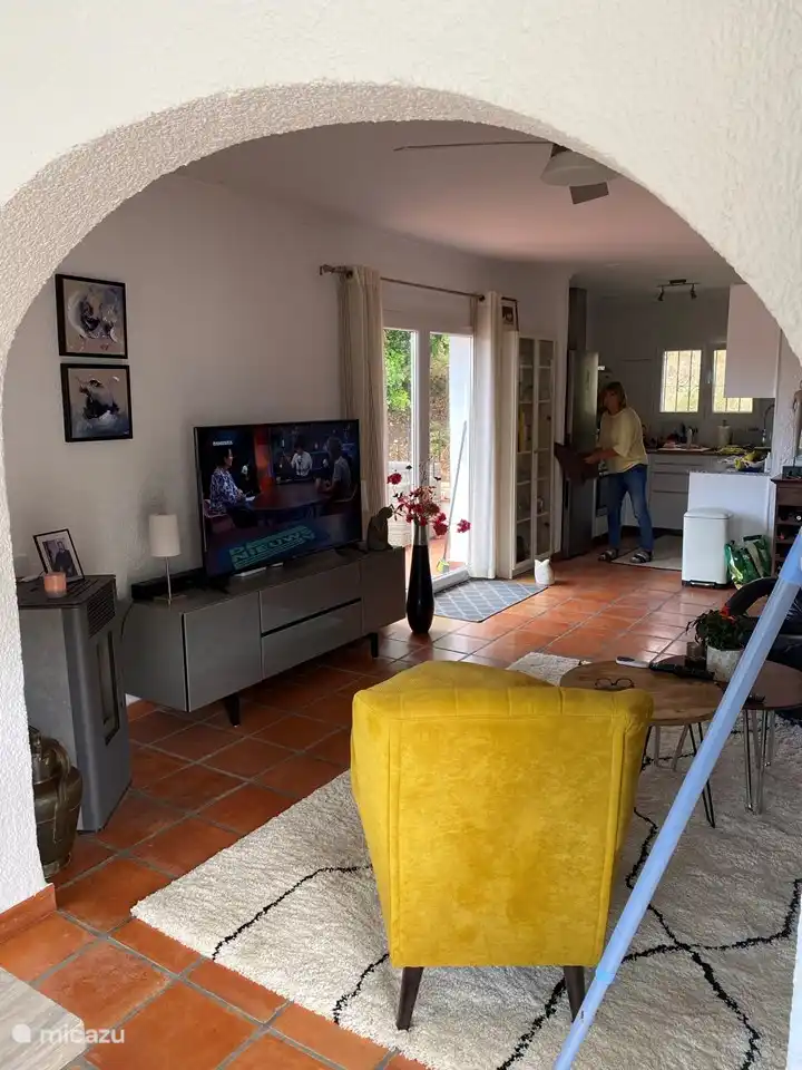 De woonkamer boven met op de achtergrond de open keuken.