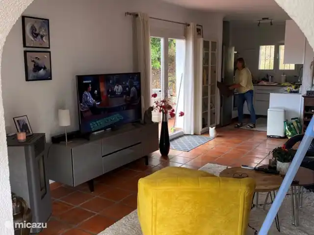 Villa Emma, Benitatchell, Moraira | Espagne, Costa Blanca, Benitachell - villa Le salon à l'étage avec la cuisine ouverte en arrière-plan.