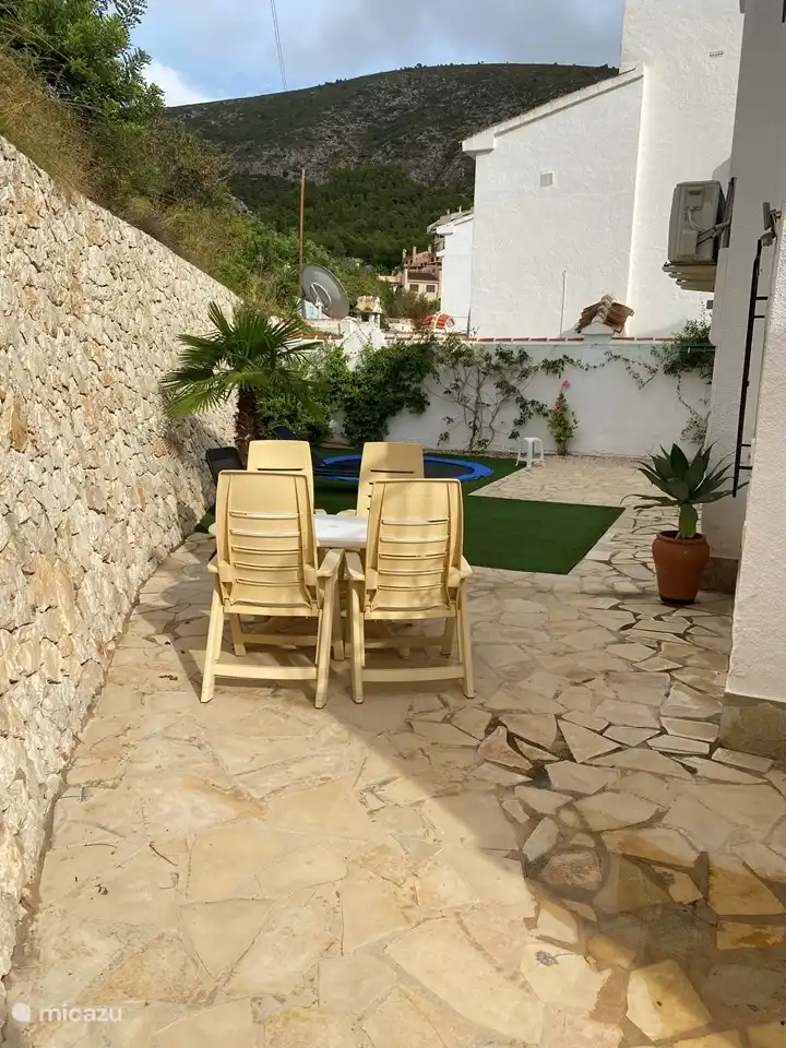 De achterzijde met op de achtergrond de trampoline.