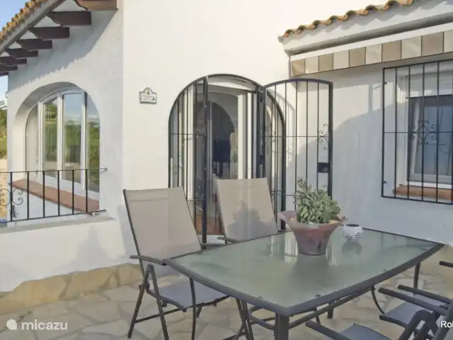 Villa Emma, Benitatchell, Moraira | Espagne, Costa Blanca, Benitachell - villa L'entrée à l'étage avec la terrasse à l'avant.
Ici vous avez une vue sur les vignes.