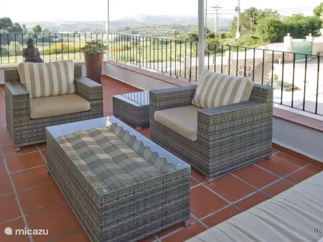 Villa Emma, Benitatchell, Moraira | Espagne, Costa Blanca, Benitachell - villa La terrasse en haut du côté de la villa surplombe les vignes.