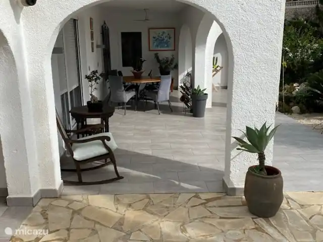 Villa Emma, Benitatchell, Moraira | Espagne, Costa Blanca, Benitachell - villa La terrasse couverte à l'avant de la villa.