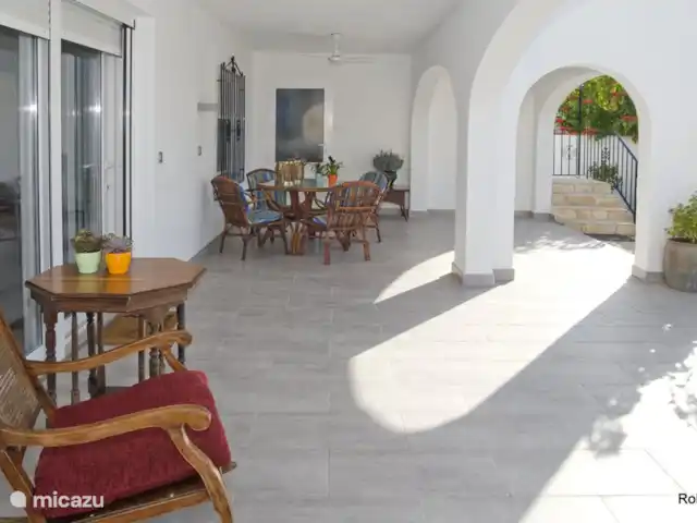 Villa Emma, Benitatchell, Moraira | Espagne, Costa Blanca, Benitachell - villa La naya (la terrasse couverte) à l'avant. En arrière-plan l'escalier extérieur menant à l'étage supérieur.
A gauche les fenêtres coulissantes du salon du rez-de-chaussée.