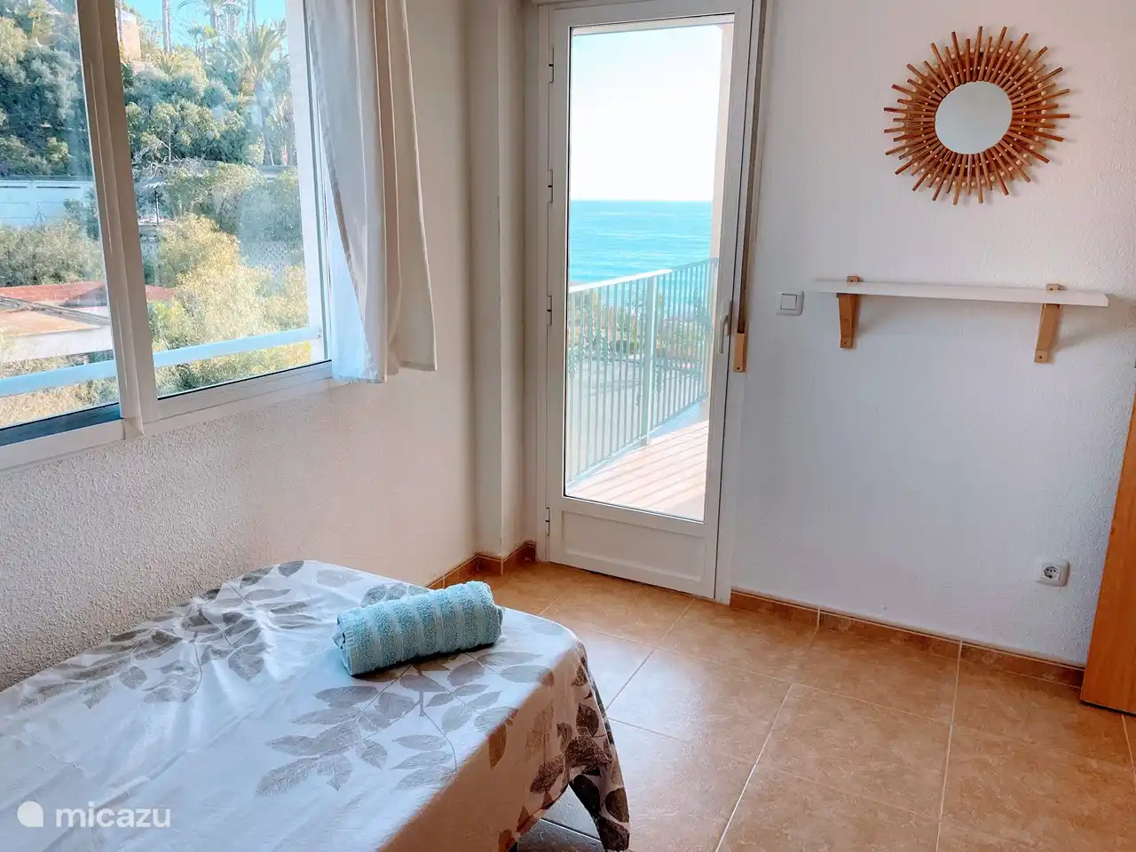 Schlafzimmer mit eigenem Balkon mit Meerblick.