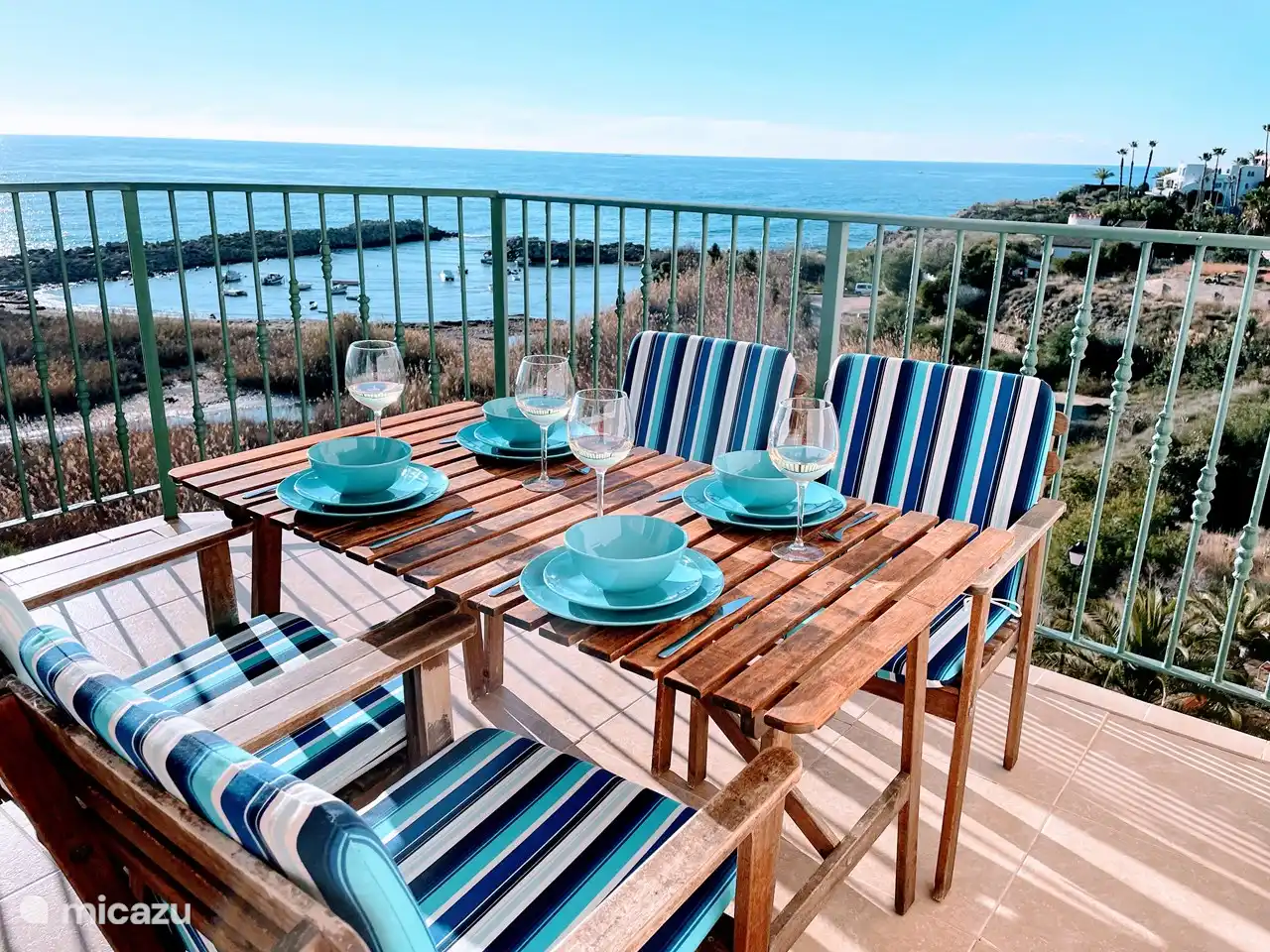 Auf diesem schönen Balkon können Sie die schöne Aussicht genießen. Es ist sowohl vom Flur als auch vom Schlafzimmer aus zugänglich. Genügend Platz, um mit 5 Personen leckere Speisen und Getränke zu genießen.