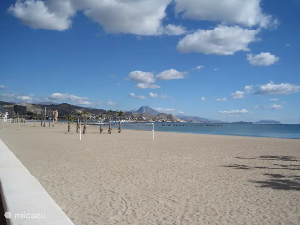 Der schöne breite Sandstrand von El Campello mit einem angenehmen Boulevard.