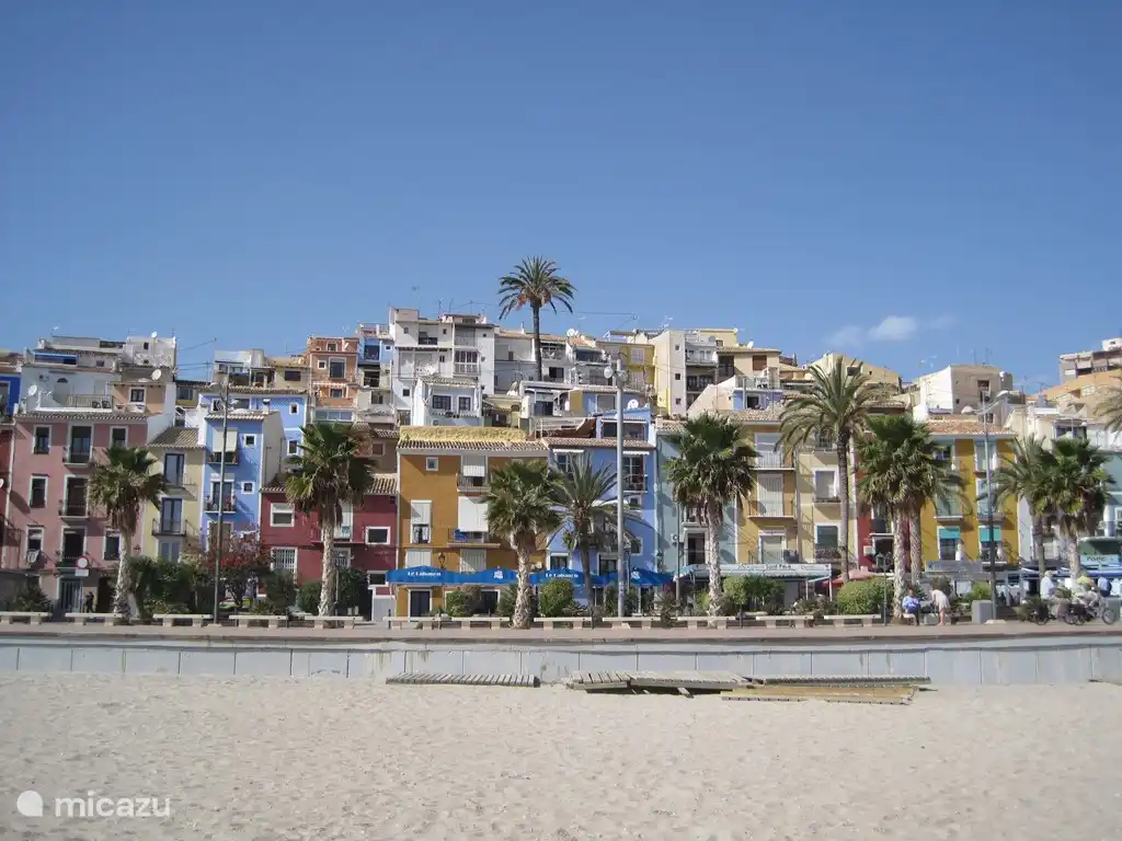 Villajoyosa ist die Mühe wert zu besuchen, wunderbare kleine spanischen Straßen mit Restaurants und schönen breiten Strand.