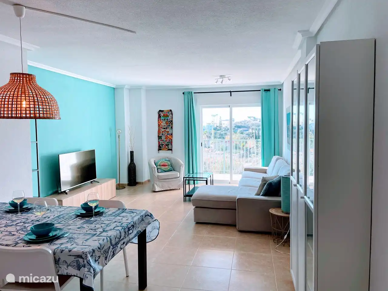 Das schöne Wohnzimmer ist geräumig und komplett ausgestattet.