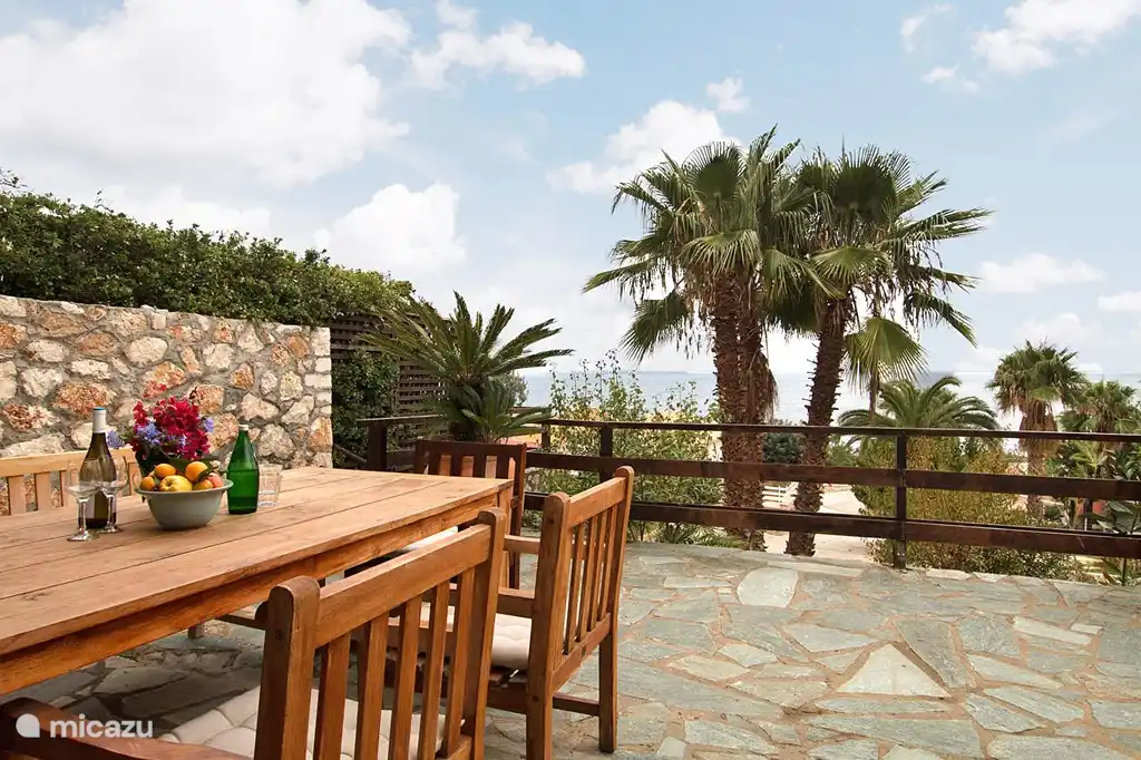 Lekker samen eten op het terras