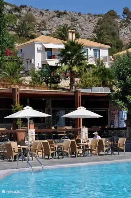 Zicht op de villa vanuit het zwembad