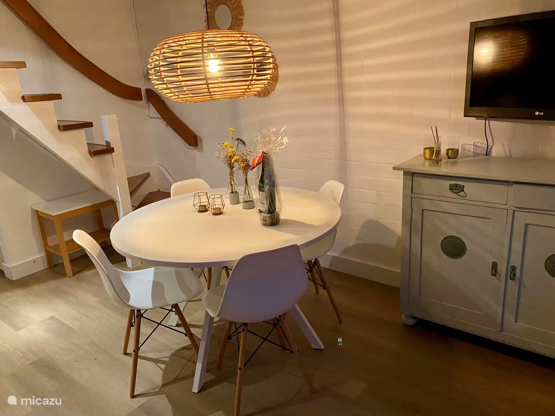 huis/eetkamer met tv en spelletjeskast