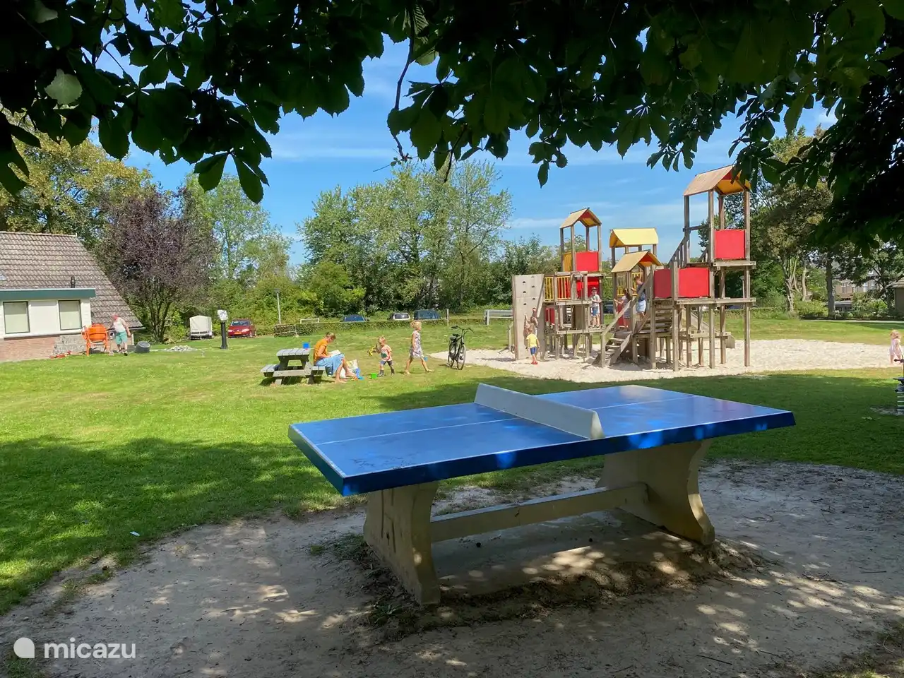 speeltuin en ping pong tafel op het park