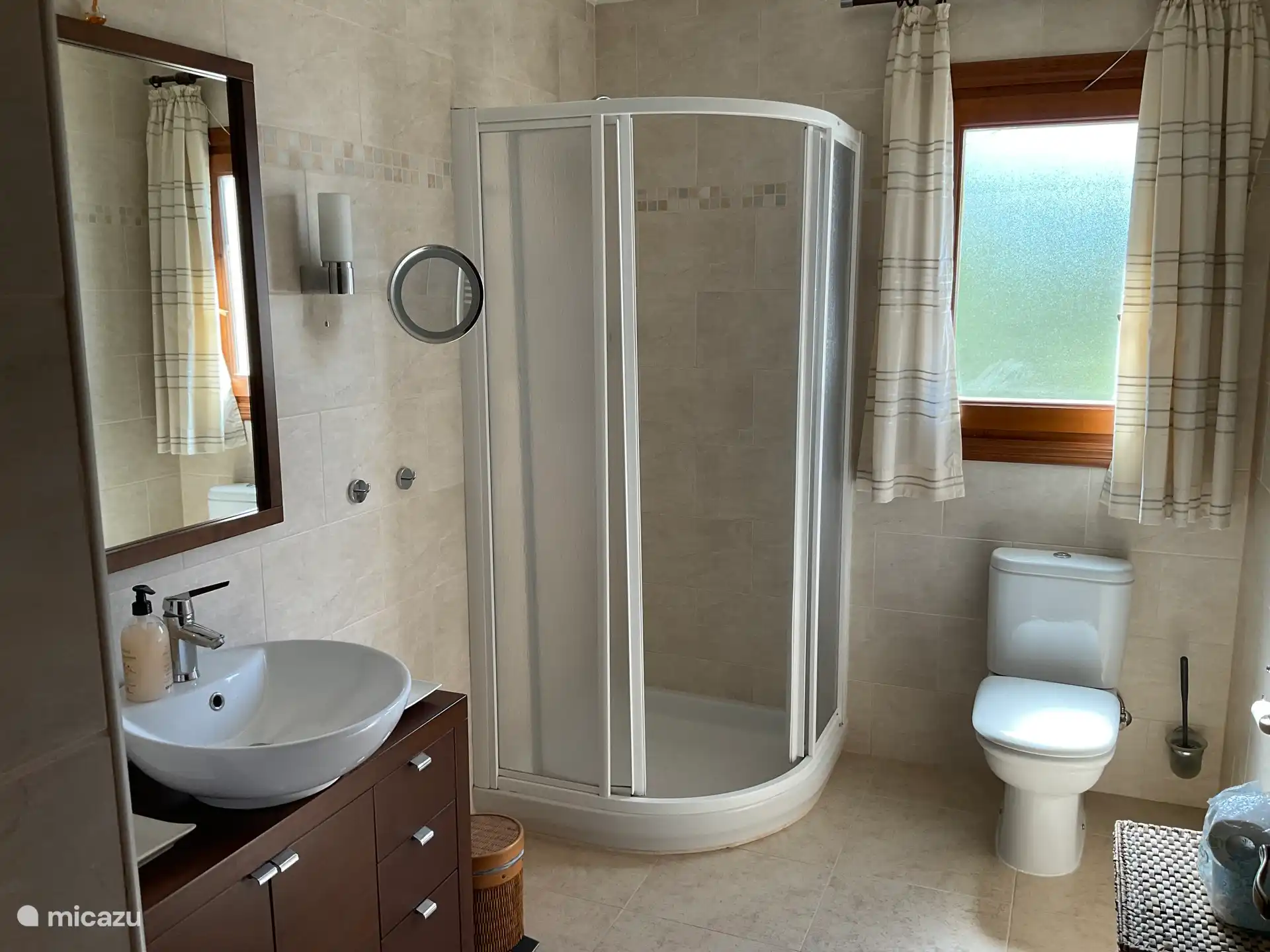 Er zijn 2 badkamers met douche en toilet in het huis