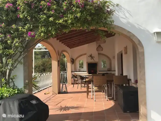 Acogedora villa con vistas al mar en España, Costa Blanca, Jávea - villa Patio cubierto con barbacoa de gas Weber