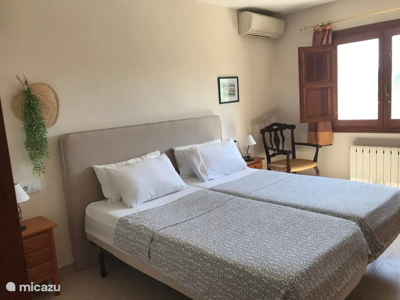 Spacious bedroom on the ground floor with two beds of 90 x 200 cm and air conditioning.