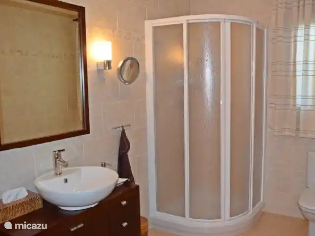 Acogedora villa con vistas al mar en España, Costa Blanca, Jávea - villa Hay dos baños con ducha y WC en la casa.