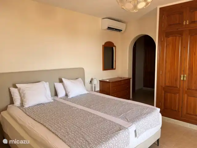 Acogedora villa con vistas al mar en España, Costa Blanca, Jávea - villa Dormitorio en planta alta con aire acondicionado y baño en suite. Cama 1,80 x 2,00 m