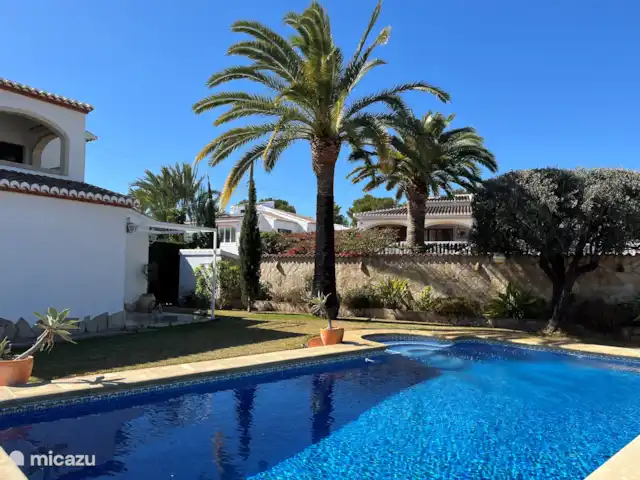 Acogedora villa con vistas al mar en España, Costa Blanca, Jávea - villa piscina y palmera