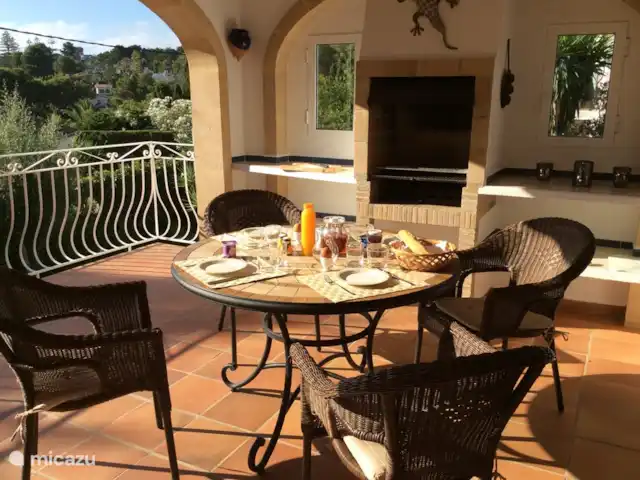 Acogedora villa con vistas al mar en España, Costa Blanca, Jávea - villa Acogedor desayuno en la terraza.