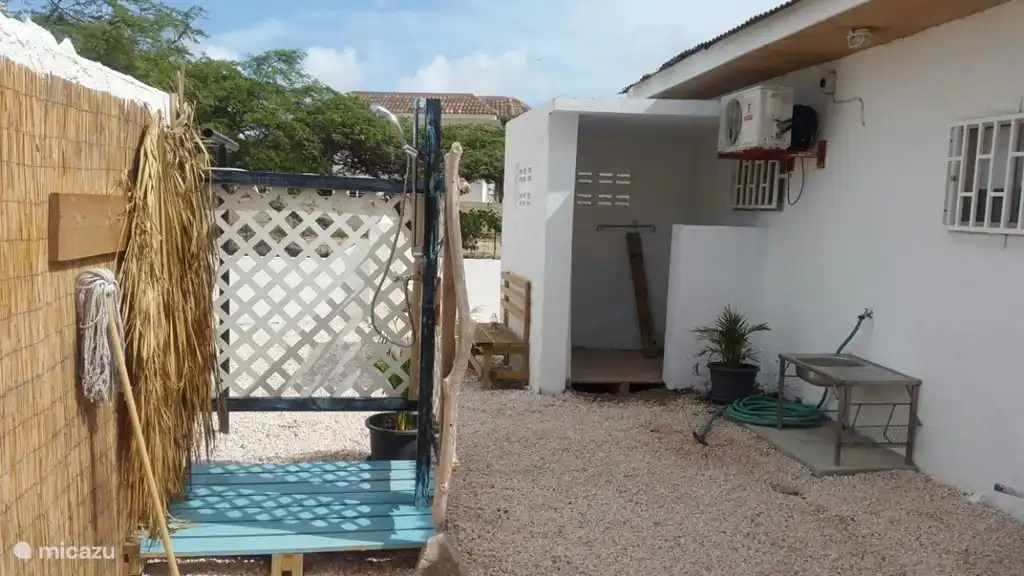 Douche extérieure et buanderie pour équipement de plongée et/ou snorkeling. Il y a aussi une corde à linge ici.